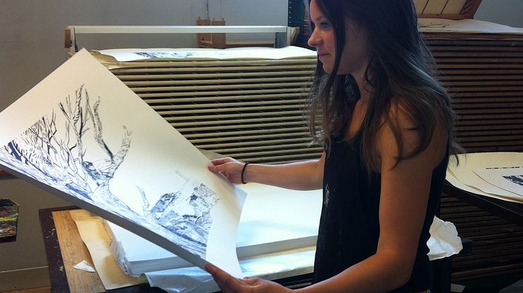 Julia Thorell i Grafikens Hus verkstad