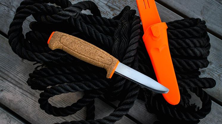 Flytande kniv med tandad egg som är utmärkt för fiske, friluftsliv och arbete på sjön.
