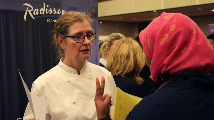 Katarina,  Sous Chef på Scandinavia Hotel,  i samtal med en besökare på jobbmässan.  