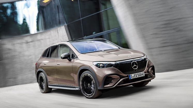 Nu finns EQE SUV från Mercedes-EQ att köpa i Sverige. Den fullvuxna elsuven kostar från 1 050 000 kronor.