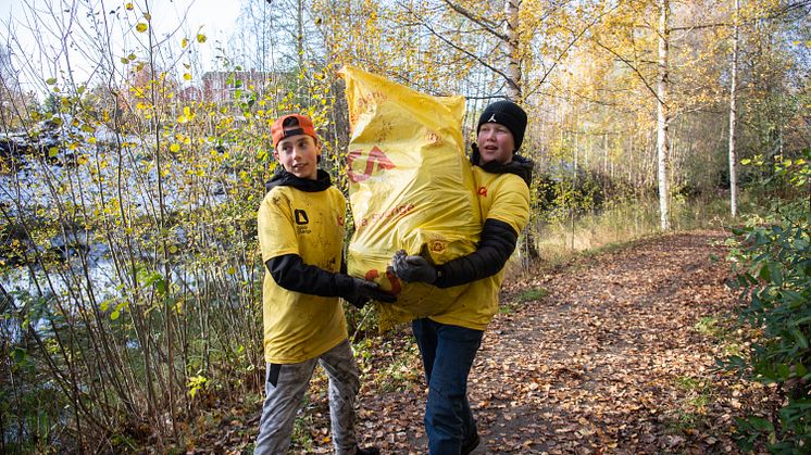 Två deltagare med en av många välfyllda säckar med skräp, fylld under Klara, färdiga, städa! 