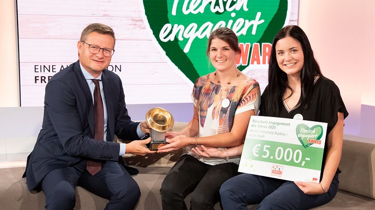 Hermann Aigner mit Lisa Pacher und Nadine Harrer vom Verein Aktiver Tierschutz Austria - Arche Noah