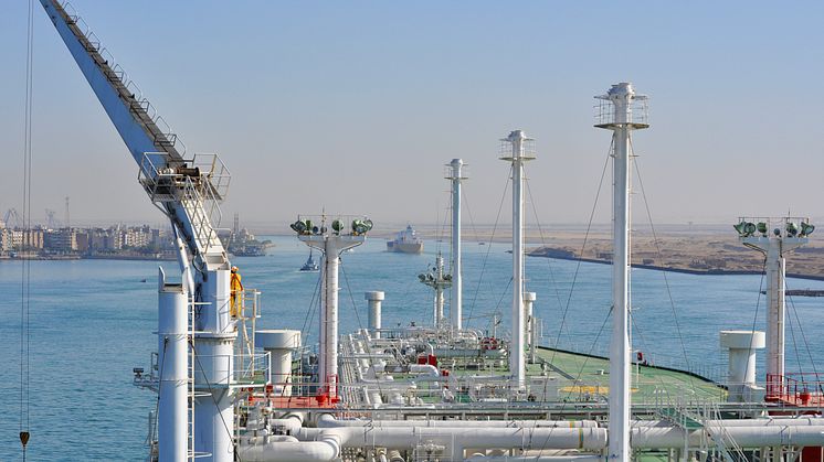 LNG-skip passerer gjennom Suezkanalen i Egypt. 