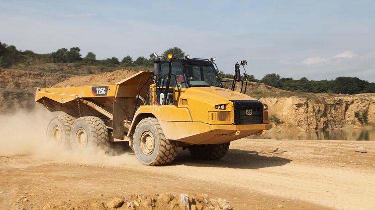 Cat 725C dumper i action