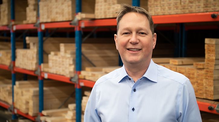 En nöjd miljö- & hållbarhetschef, Patric Wichmann kan glädjas åt att Woody-kedjan nu har sina första 11 anläggningar spårbarhetscertifierade enligt FSC och PEFC. 