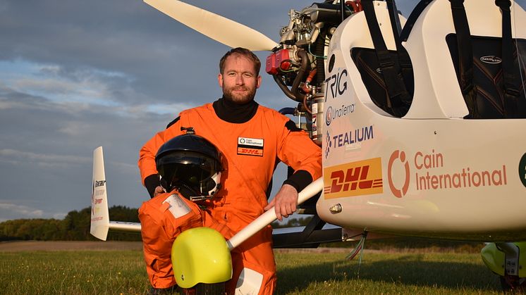 Äventyraren James Ketchell vid sin gyrocopter. 