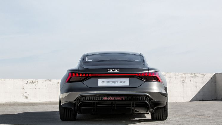 Audi e-tron GT concept (kinetic dust) lige bagfra