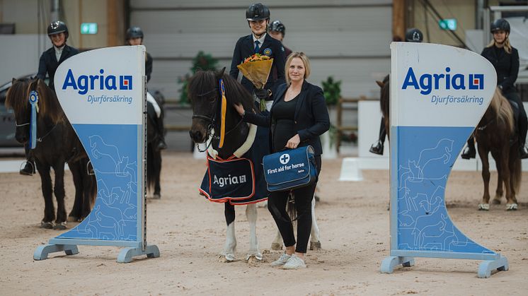 Amelie Sergerström och Kopar fra Sunnuhvoli tog hem segern i Öppen klass Ungdom Fyrgång V1 och fick ta emot pris från Julia Österlund, Agria Djurförsäkring