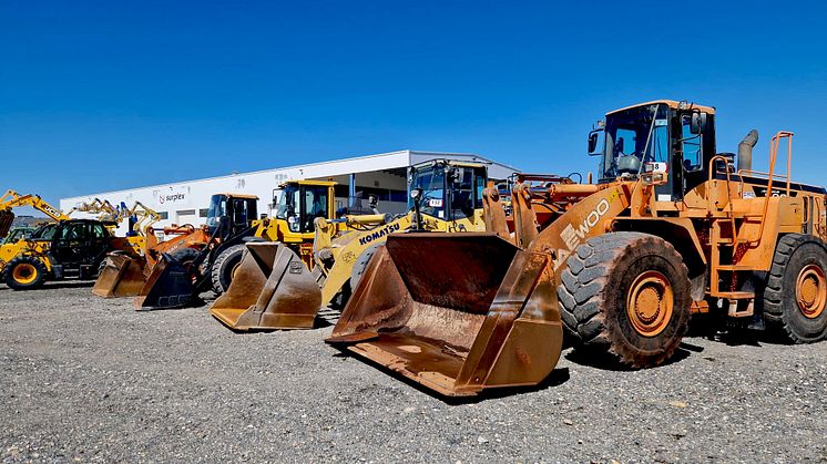 Whether orange or yellow: Used excavators and construction machinery can be found at the industrial auction house Surplex. (© Surplex).
