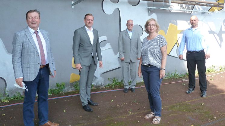 Haben den Wärmeverbund aufgestellt (v. l.): Bürgermeister Reiner Allerdissen, Markus Schulz und Dr. Andreas Brors, Karin Striewe, Fachbereichsleiterin Borchen, Wilhelm Brauer, ESW.