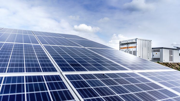 Nytt bygningsenergidirektiv vil føre til at offentlige bygninger og mange næringsbygg får et krav om å ettermontere solceller på tak fra 2027. Foto: Unsplash