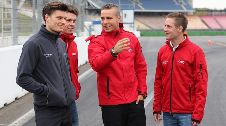 Nicolaj Møller Madsen og nogle af de andre unge kørere besigtiger Hockenheim banen