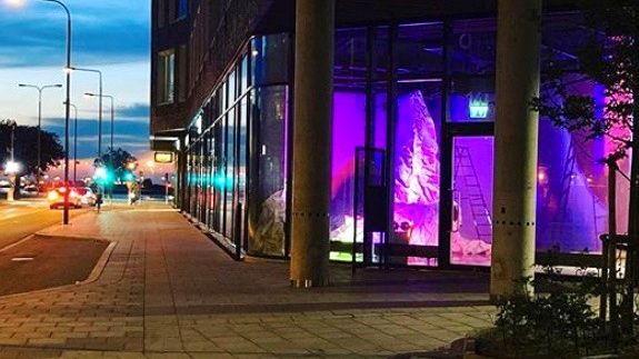 Helsingborgs lediga butikslokaler förvandlas till konstgalleri genom projektet Urban Window Gallery