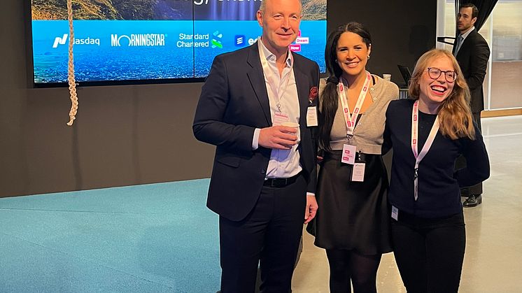 Sverre Hana med kollegor från Standard Chartered Bank