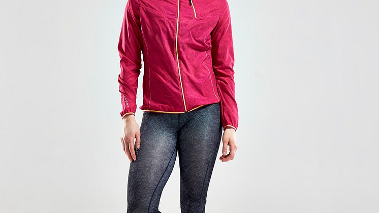 Mind tights i färgen line black och Mind jacket i färgen line smoothie.