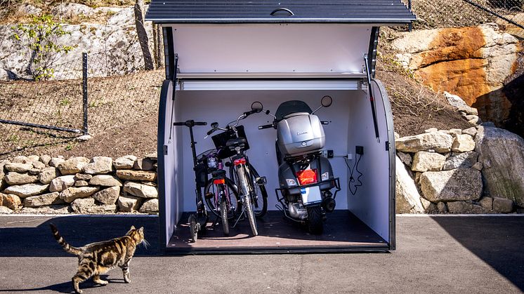 Dooman Hovås cykelgarage fram katt