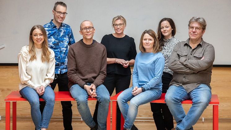 Ett team från Dragonskolan i Umeå tilldelades Guldäpplejuryns hedersomnämnande 2021. Från vänster: Pernilla Nordlund, Niclas Lind, Erik Jönsson, Jennifer Hedström, Anneli Andersson, Sofia Johansson och Erik Forssell.
