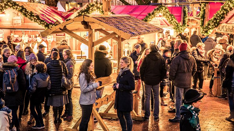 Der Weihnachtsmarkt auf dem Holstenplatz ist schön geworden und lädt zum Punschen ein
