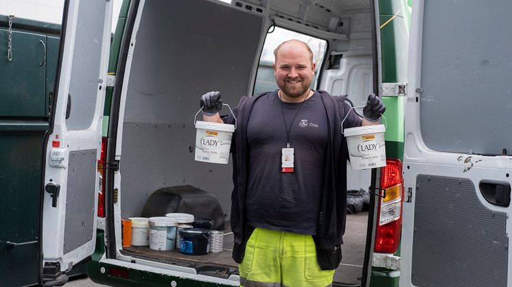 Andreas Selseth, en av kommunens ombruksambassadører, med to fulle spann 