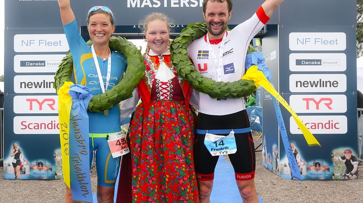2016 års vinnare i Vansbro Triathlon: Åsa Lundström och Fredrik Bäckson. Foto: Andreas Hansson