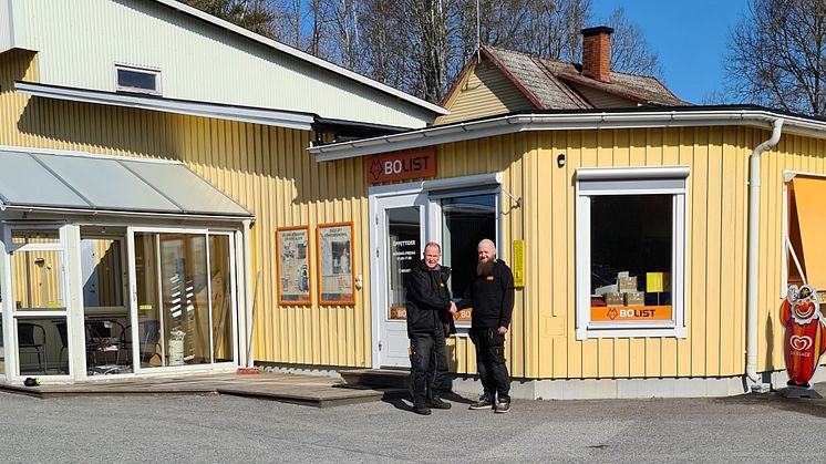 Göran Axelsson skakar hand med Bolist Belganet's nye ägare