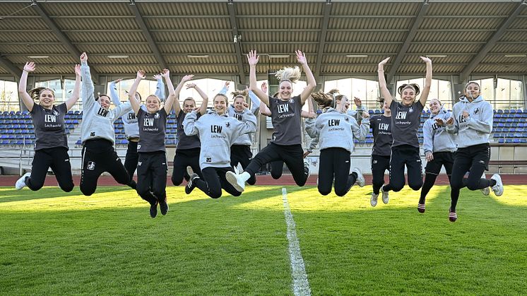 Gemeinsam abheben: Die jungen Sportlerinnen des TSV Schwaben Augsburg freuen sich über Pullis und Shirts von LEW. (LEW / Thorsten Franzisi)