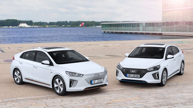 Hyundai IONIQ, elbil til venstre og hybrid til høyre.