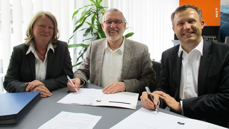 Bürgermeister Waldemar Bug (m.) unterzeichnet mit den Mitarbeitern des Bayernwerks, Christine Pfaff (li.) und Bernd Göttlicher (re.), den Konzessionsvertrag.