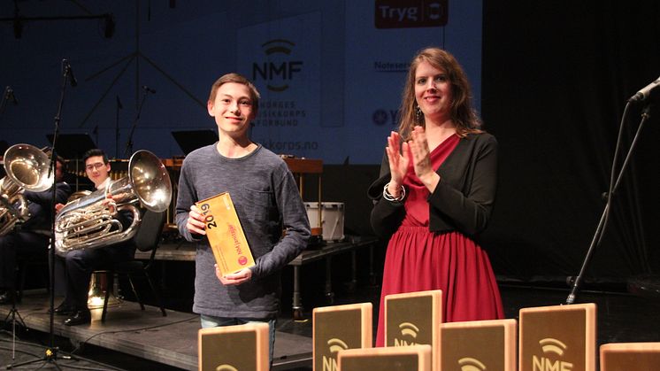 Bjergsted Blåseensemble mottok NKFs hederspris av Stine Sørlie, nestleder i Norsk Komponistforening. Foto: NMF/Mads Myr Munthe-Kaas