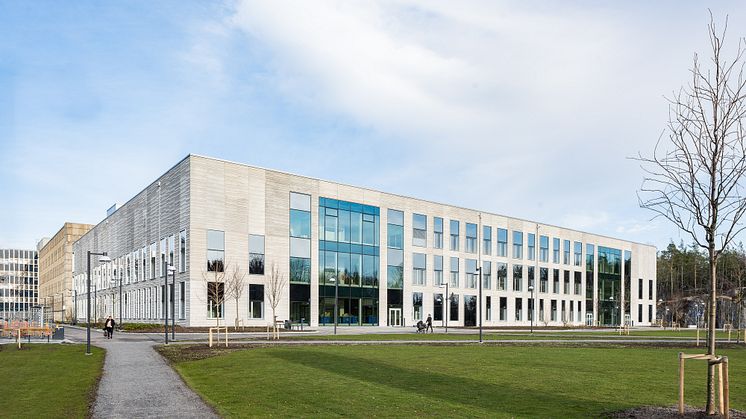 Den nya vårdbyggnaden vid Karolinska Universitetssjukhuset i Huddinge vinner Vårdbyggnadspriset 2021.