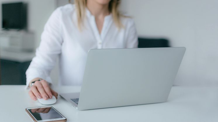 Frau am Laptop