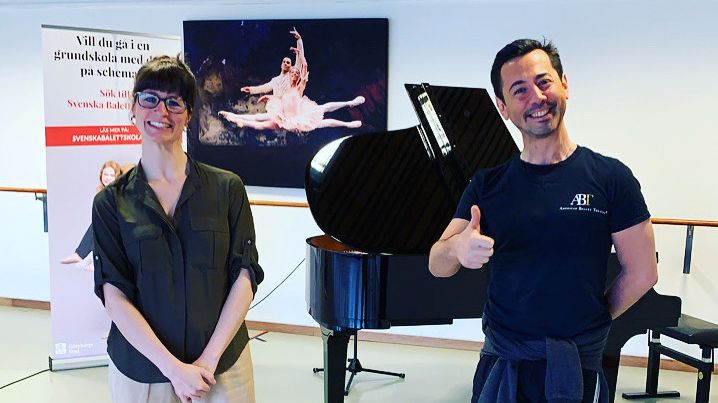 Mariana Palacios spelade och Jon Ugarriza instruerade onlineklassen som sändes direkt från Svenska Balettskolan via Zoom.