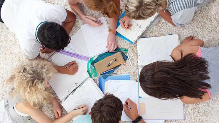 De flesta elever anpassar sitt gymnasieval efter sina skolkamraters val. Foto: Mostphotos.