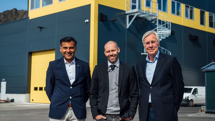 Shaher Yar Khan, Stian Frivåg og Tomas Settevik foran nye VMO Foto Andrè Riise.jpg