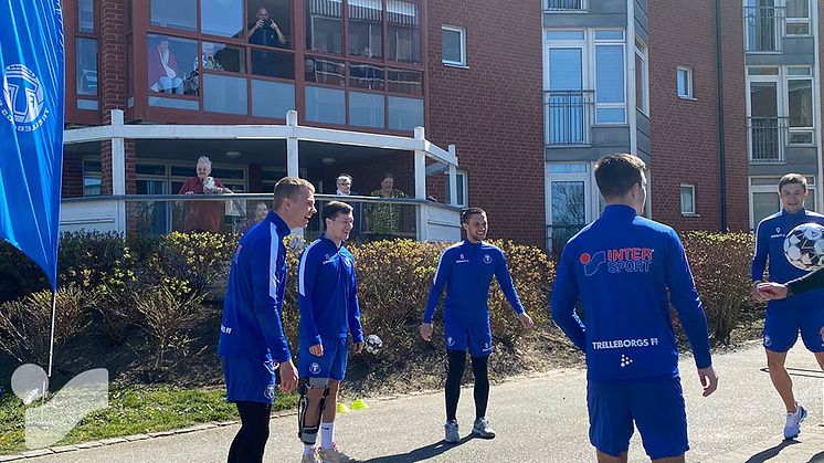TFF:s A-lag herr trixar boll utanför äldreboende i maj.