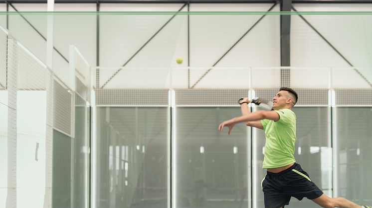 Glasset som omgir padelbanen er en viktig del av spillet.