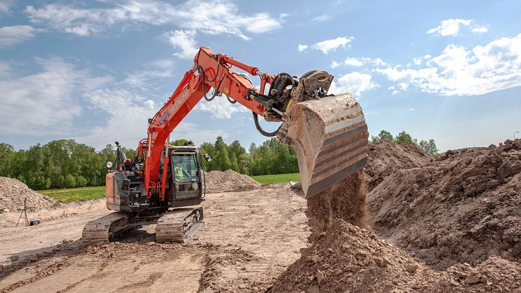 Nu finns information om alla Hitachis modeller enkelt tillgänglig från nya webbsajten. På bilden en kompaktbyggd ZX135USLC-6. Foto: Mats Thorner.