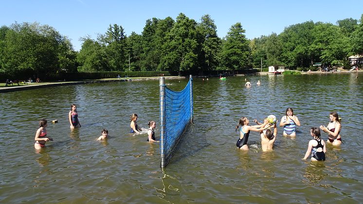 Geschwisterkinder fahren ins Sommerfreizeitcamp nach Oberau