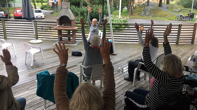 Lättgympa på Träffpunkten Bakfickans altan.