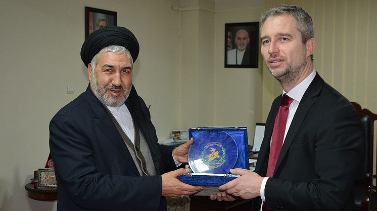 Afghanistans flyktingminister Sayed Hussein Alemi Balkhi och den franske ambassadören David Martinon.