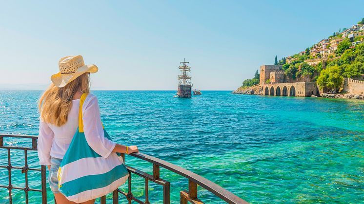 Alanya strand tjej med hatt.jpg