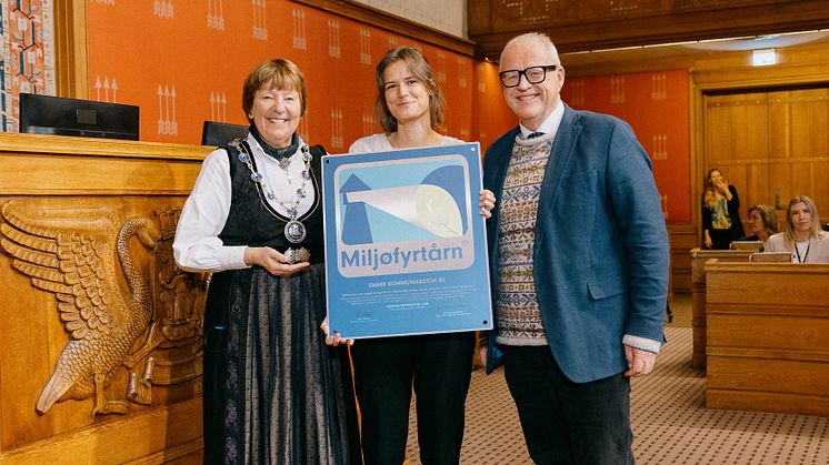 Ordfører Marianne Borgen på sin siste dag på jobb i Oslo overrakte Miljøfyrtårn plaketten til Snakk Kommunikasjon. Fra Snakk: Produksjonssjef Vanda Aars og seniorrådgiver Ivar Steen-Johnsen.  Foto:  Jan Kühr