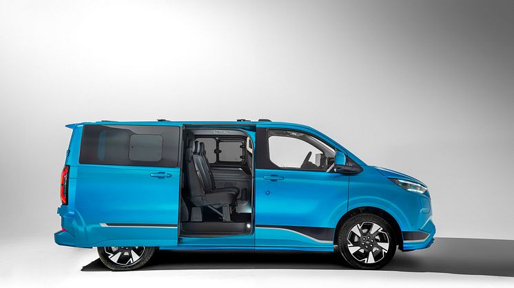 Ford E-Transit Custom Sport Digital AquaBlue (1)