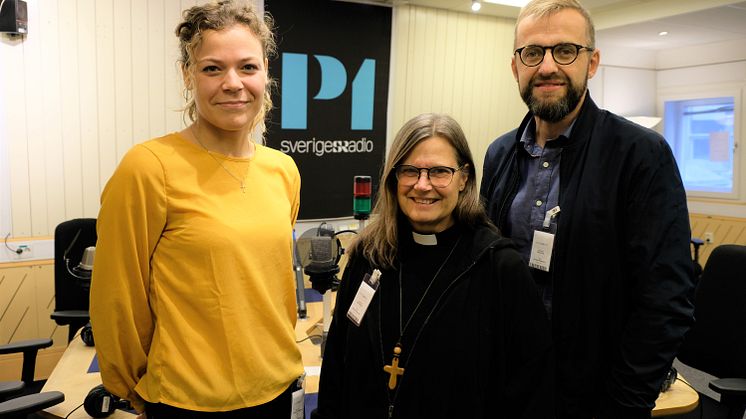 Amanda Carlshamre, Karin Wiborn och Daniel Alm vid inspelningen av morgonandakter för Sveriges Radio. Foto: Mikael Stjernberg.