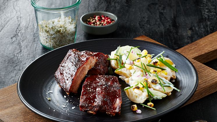 Smokey spareribs med potatissallad och grillad majs
