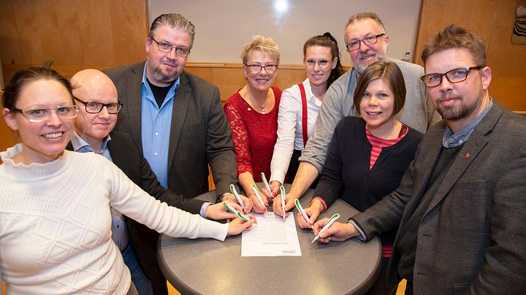 Politiska gruppledarna undertecknar pressmeddelandet i samband med antagandet av "Svalövs kommun - vision 2040". 