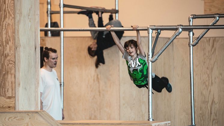 Oslo Parkour får støtte til å lage gratis tilgjengelige videoer hvor barn og unge kan lære teknikker og bevegelsesmåter, og inspireres til fysisk aktivitet. (Foto: Antero Hein)