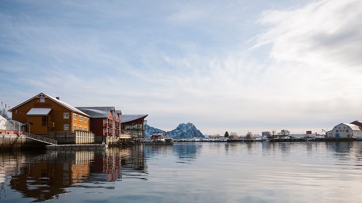 Typisch norwegische Häusern direkt am kalten Meer