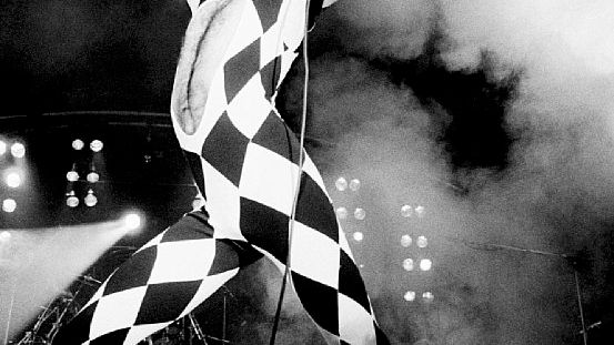 Jørgen Angel: Freddie Mercury, Brøndby Hallen, Copenhagen 1977. Ed. 2/5. 247 x 178 cm. Vurdering: 8.000 kr.