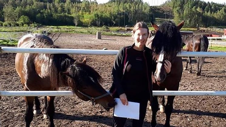 Maria Rosengren med kallblodstravare som deltog i studierna. Foto: Selina Hedström